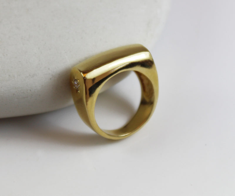 טבעת חותם זהב מלבנית בשיבוץ יהלום