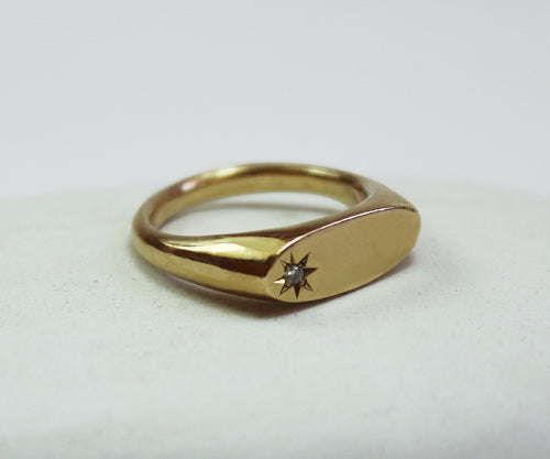 טבעת חותם אובלית צרה בשיבוץ יהלום