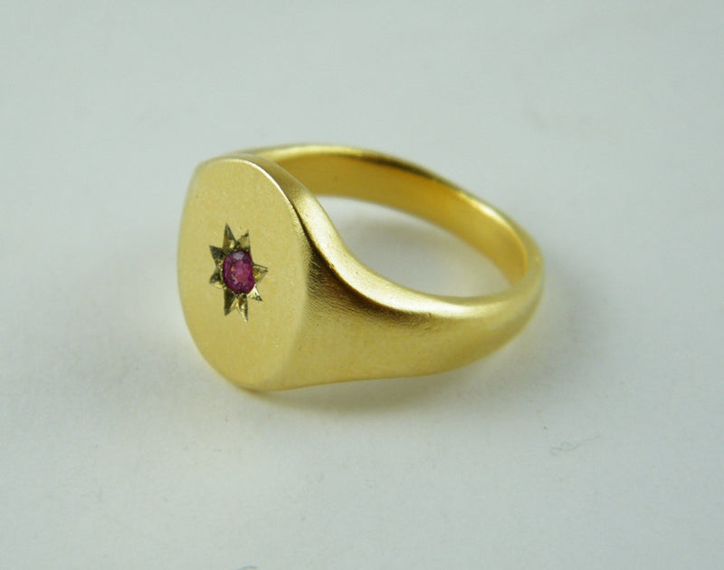 טבעת חותם עגולה בשיבוץ אבן חן